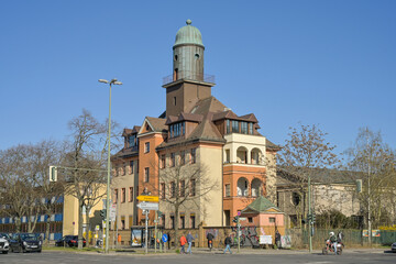 Wohnhaus mit Kupferturm, Sonnenallee, Dammweg, Neukölln, Berlin, Deutschland © Frank