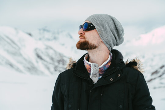 Chico realizando una ruta con raquetas de nieve en la zona de Portalet y Anayet, cerca de Formigal, rodeado de monta&ntilde;as nevadas en los Pirineos de Arag&oacute;n, Espa&ntilde;a.