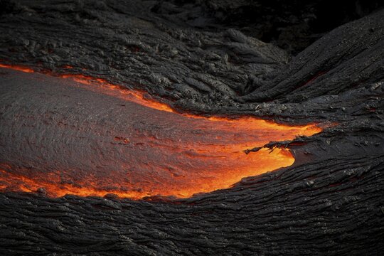 Glowing lava, lava flow, Fagradalsfjall table volcano, Kr&yacute;suv&iacute;k volcanic system, Reykjanes Peninsula, Iceland