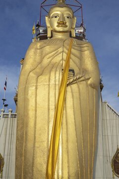 32 metre high standing Buddha decorated with glass mosaics and 24 carat gold, the upper knot of the Buddha image contains a relic of Lord Buddha, which was brought from Sri Lanka, Luang Pho To or Phrasiariyametri, Wat Intharawihan, the temple was built at the beginning of the Ayutthaya period, Bangkok, Thailand