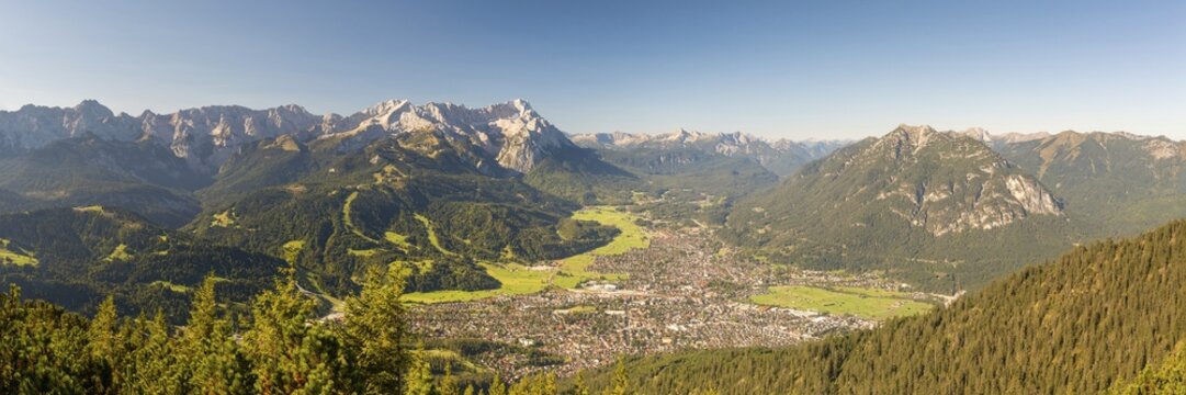 Panorama from Wank, 1780m, onto the Wetterstein Mountains with Alpspitze 2628m, Jubil&auml;umsgrat and Zugspitze 2962m, Werdenfelser Land, Upper Bavaria, Bavaria, Germany