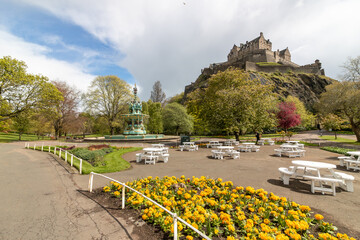Fototapeta premium Edinburgh Skyline with Scott Monument and Historic Old Town at Golden Hour