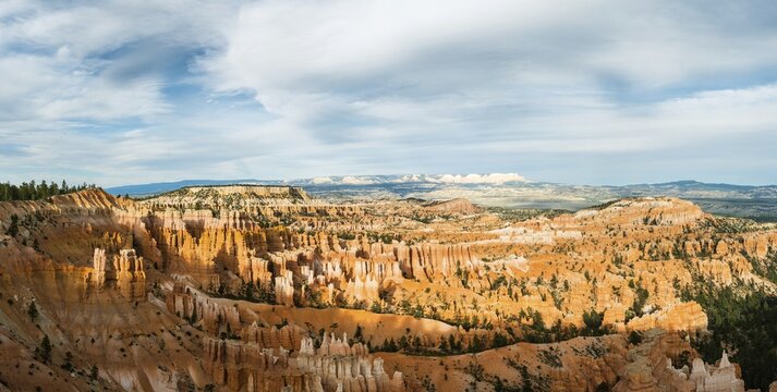 Bizarre landscape, reddish rocky landscape with fairy chimneys, sandstone formations, Bryce Canyon National Park, Utah, USA