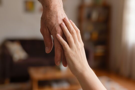 Main d&rsquo;enfant tenant la main d&rsquo;un adulte dans un geste de soutien et de confiance