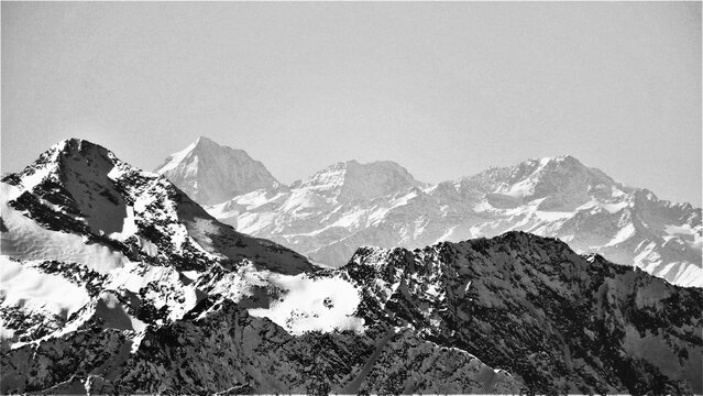im Vordergrund links der Schneebiger Nock 3358m..
in der Ferne hinten von links die K&ouml;nigspitze 3851m , Monte Zebru 3735m und der Ortler 3905m von den Ortler Alpen
