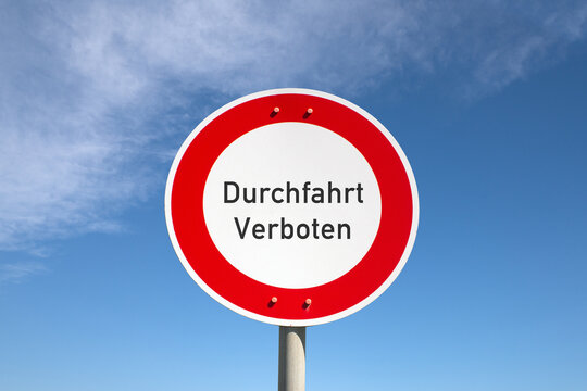 Verkehrszeichen &bdquo;Durchfahrt verboten&ldquo;.