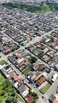 Vista a&eacute;rea urbana revela bairro residencial em Mogi das Cruzes com expans&atilde;o imobili&aacute;ria e infraestrutura urbana organizada.