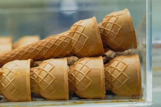 coni per il gelato in una gelateria italiana
