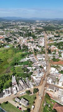 Vista a&eacute;rea urbana de bairro residencial no Alto Tiet&ecirc; destaca crescimento da cidade de Mogi das Cruzes e infraestrutura urbana.