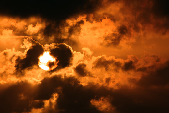 Sol con nubes en un amanecer.