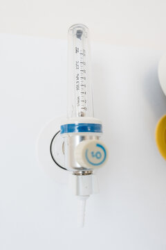 Hospital oxygen flow meter regulating respiratory therapy