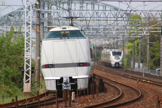 特急列車の離合シーン