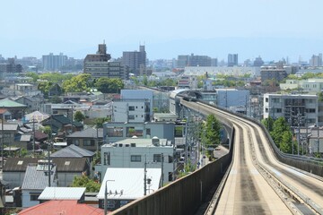 ガイドウェイバスの高架軌道と都市景観 © JtO