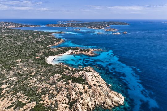 La bellisima spiaggia rosa di budelli, sardegna.