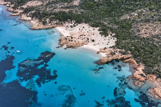 cala soraya nell arcipelago di la maddalena, sardegna.