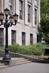 Naklejka premium Contemporary Public Building Featuring Detailed Lampposts And Stone Steps new york