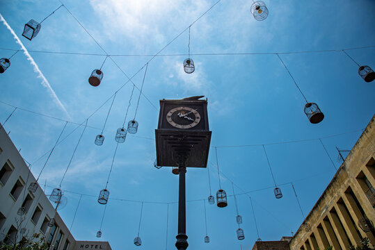 reloj, pajaros, jaulas, luces, guadalajara, paseo degollado, cielo, azul, l&aacute;mpara, blanco, alumbrado, baloncesto, barca, nautica, vela, acu&aacute;tico, aislada, edificio, lentes
