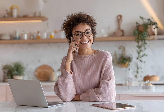 Mujer emprendedora trabajando en su cocina moderna con laptop y smartphone, excelente fondo para miniaturas de YouTube, portadas de podcast y blogs de estilo de vida profesional