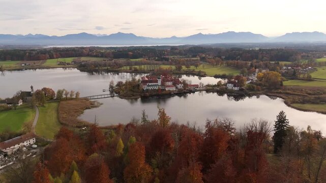 Historisches Kloster Seeon mit St. Nikolaus Kapelle, See und Alpen im Hintergrund, Bayern, Deutschland. Kloster Seeon, ein bedeutendes Kulturdenkmal im Chiemgau, Landkreis Traunstein, Oberbayern