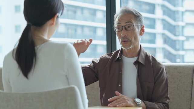 ソファに座り話す男女