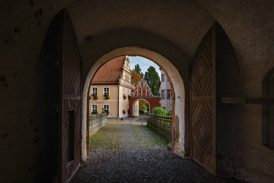 Blick aus dem Torhaus des ehemaligen Schlosses in Wiesenburg/Mark auf Rathaus und "M&auml;nnekentor" - Inschrift: "Touristerei" ("Touristenb&uuml;ro"), andere Inschriften retuschiert