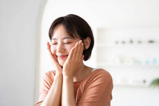 スキンケアをしているショートカットの女性