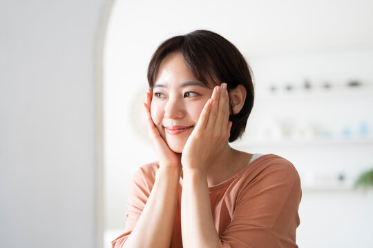 スキンケアをしているショートカットの女性