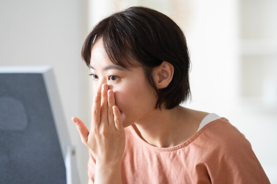 スキンケアをしているショートカットの女性