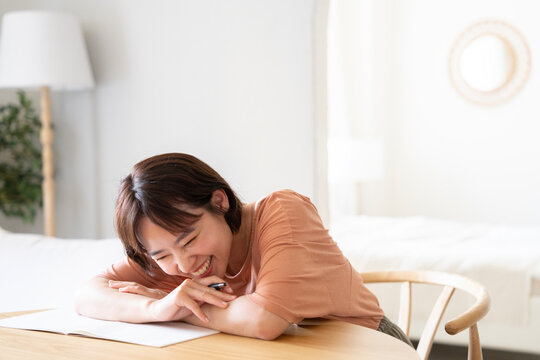 ジャーナリングをしているショートカットの女性