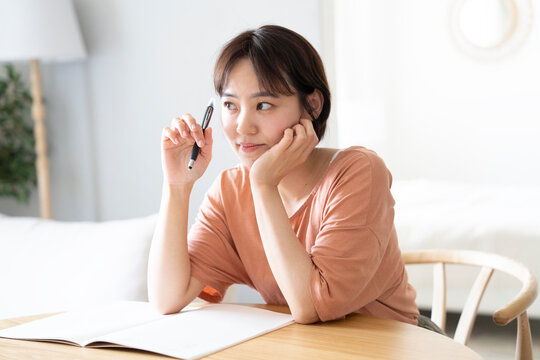 ジャーナリングをしているショートカットの女性