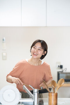 キッチンで料理をしている笑顔の女性