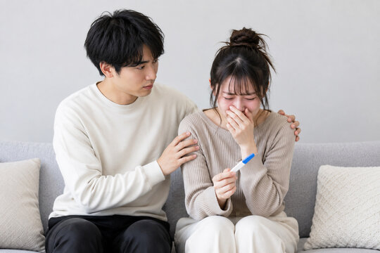 妊活に何度もトライする若い夫婦の様子