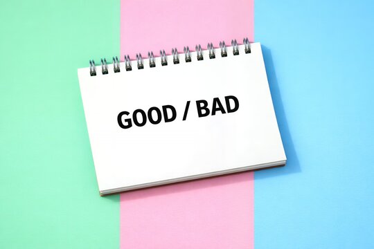 良い悪いを比較検討するためのGOODとBADが書かれたノートで判断基準を示すイメージ