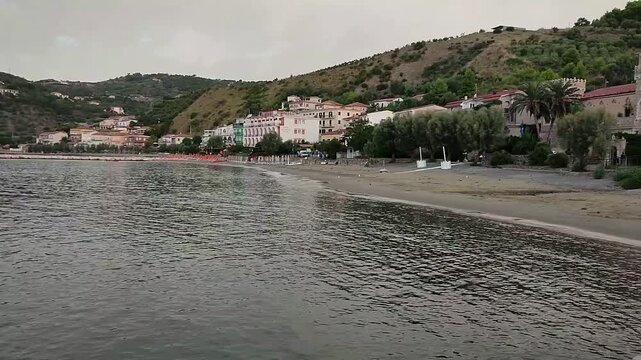 Pioppi - Spiagge del lungomare dalla scogliera all'alba