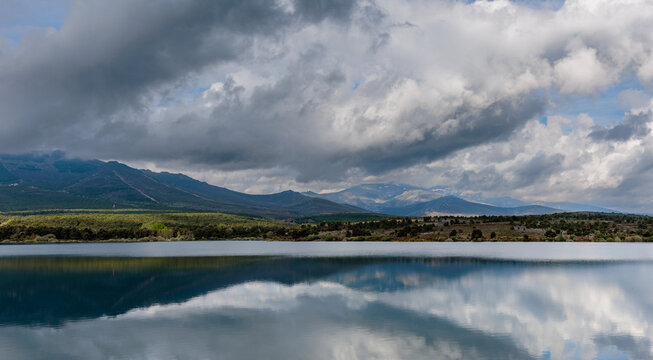 Landscape with the Valtabuyo Reservoir and the Sierra del Teleno mountains under a cloudy sky. Tabuyo del Monte, Le&oacute;n, Spain.