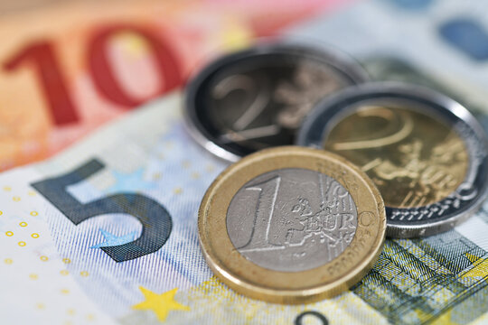 Bargeld, 1 und 2 Euro M&uuml;nzen mit 5 und 10 Euro Geldscheinen.