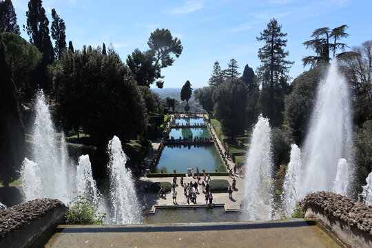 Veduta panoramica dall'alto della Fontana di Nettuno e delle Peschiere nei monumentali giardini rinascimentali di Villa d'Este a Tivoli con alti getti d'acqua e turisti