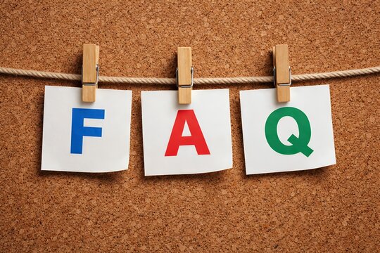 コルクボードにクリップで留められたFAQの文字が書かれた白い紙とロープの背景素材