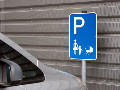 Neues Hinweisschild f&uuml;r Mutter Kind Parkplatz - Service f&uuml;r das Parken beim Einkaufen - gekennzeichnete Stellfl&auml;che f&uuml;r einen Familienparkplatz
