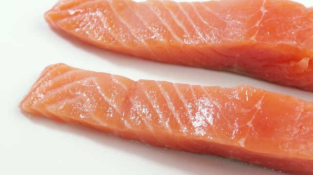 morceaux de saumon cru isol&eacute; sur un fond blanc
