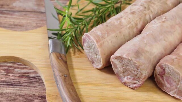 andouillettes de Troyes en gros plan, sur une planche &agrave; d&eacute;couper