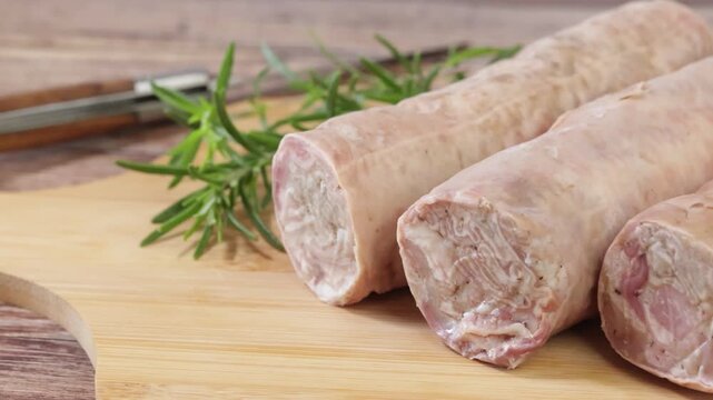 andouillettes de Troyes en gros plan, sur une planche &agrave; d&eacute;couper