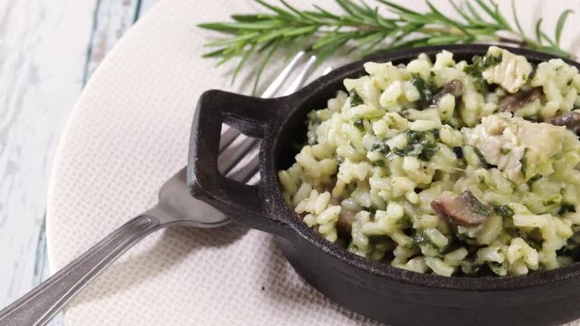 risotto au poulet, &eacute;pinard et champignons