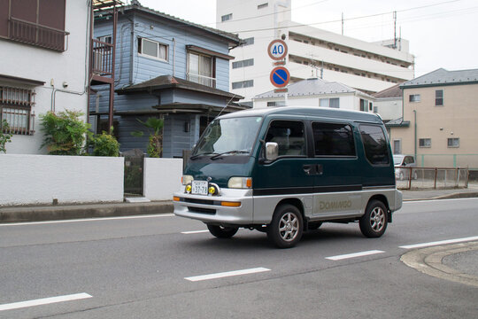 道路を走行中の軽ワゴン車