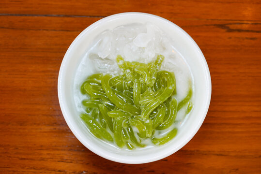 Traditional Green Rice Noodles Dessert in Coconut Milk, Jelly Dessert in Sweet Coconut Cream, Southeast Asian Iced Lod Chong Sweet Dessert Bowl
