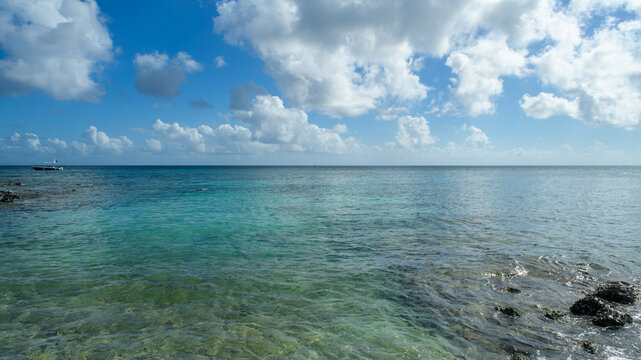 Mer bleu turquoise &agrave; la pointe borgnese en Martinique dans la Cara&iuml;be, avec des rochers qui affleurent par une journ&eacute;e ensoleill&eacute;e avec des nuages