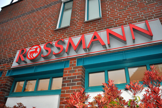 Rossmann Schrift und Logo an der Fassade der Gesch&auml;ftsstelle 