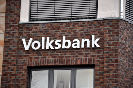 Volksbank Schrift und Logo an der Fassade der Gesch&auml;ftsstelle