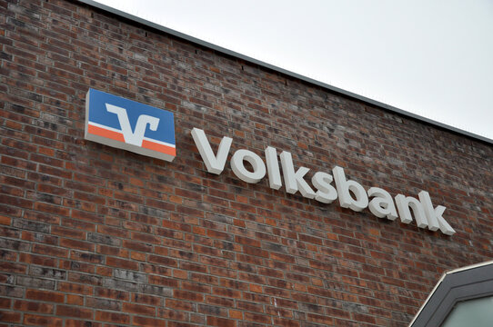 Volksbank Schrift und Logo an der Fassade der Gesch&auml;ftsstelle