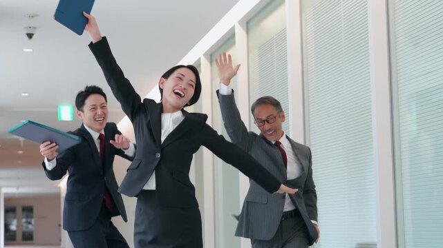 オフィスでダンスする男女ビジネスパーソンのグループ